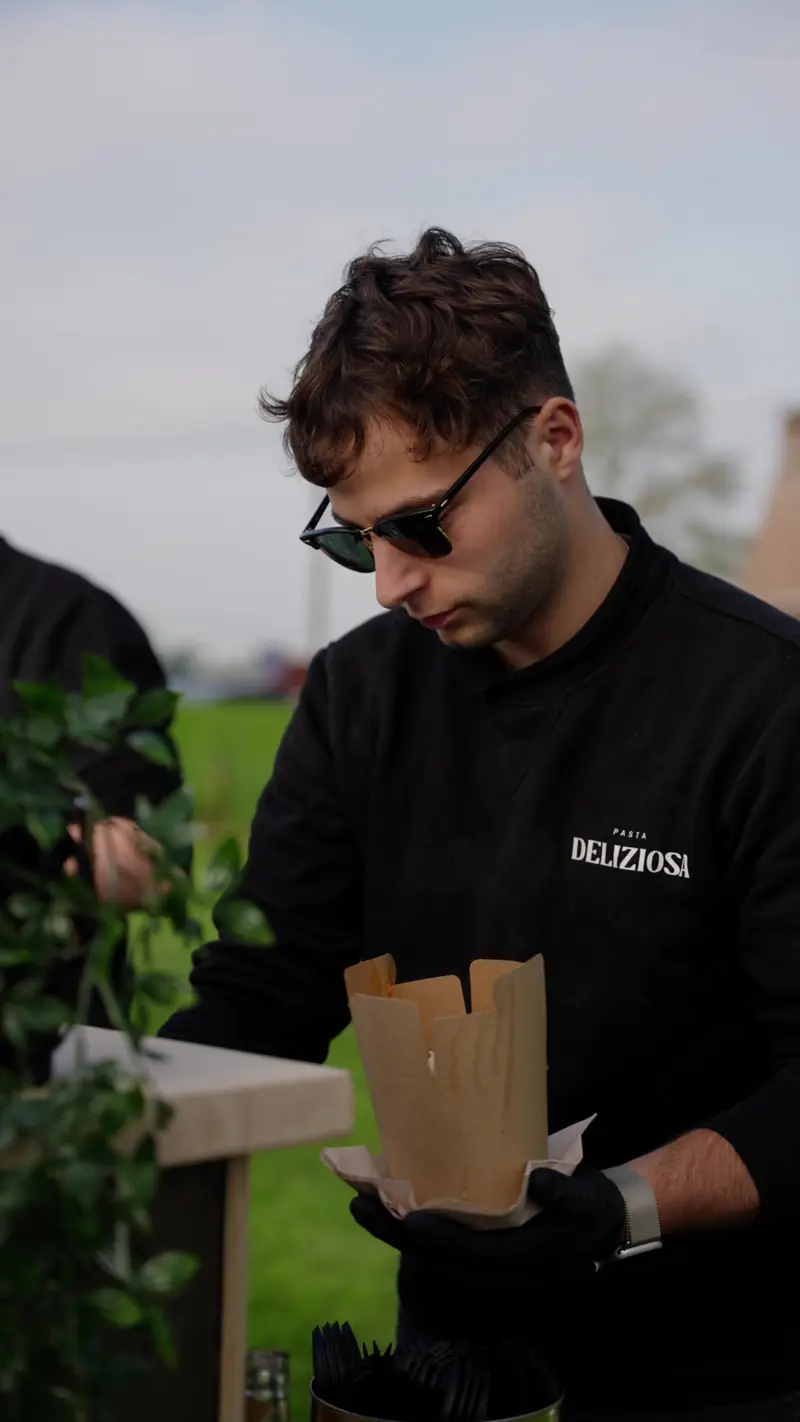 Medewerker met een gevulde pastabox