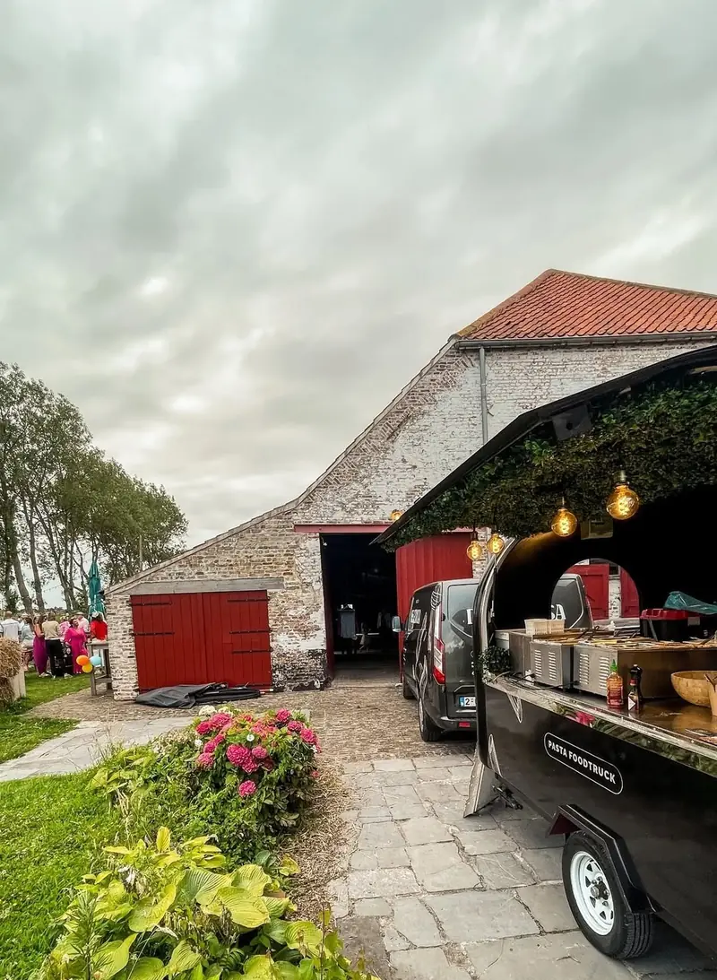 De foodtrailer naast de schuur van Maenhoudt Hoeve, een evenementenruimte