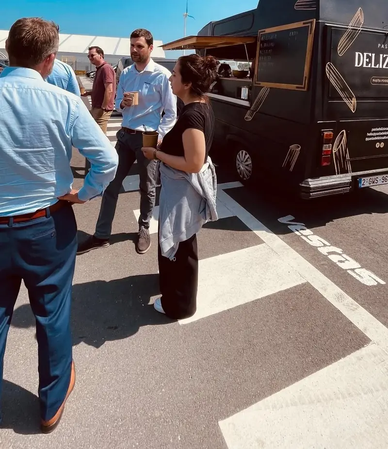 Gasten bij de oldtimer-foodtruck op een event in Oostende