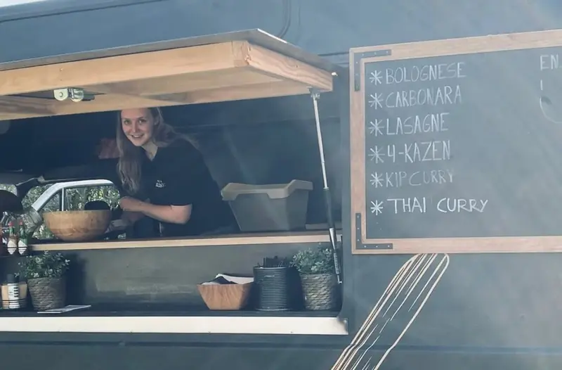 Venster en sauzenbord van de oldtimer op een feest in Tielt