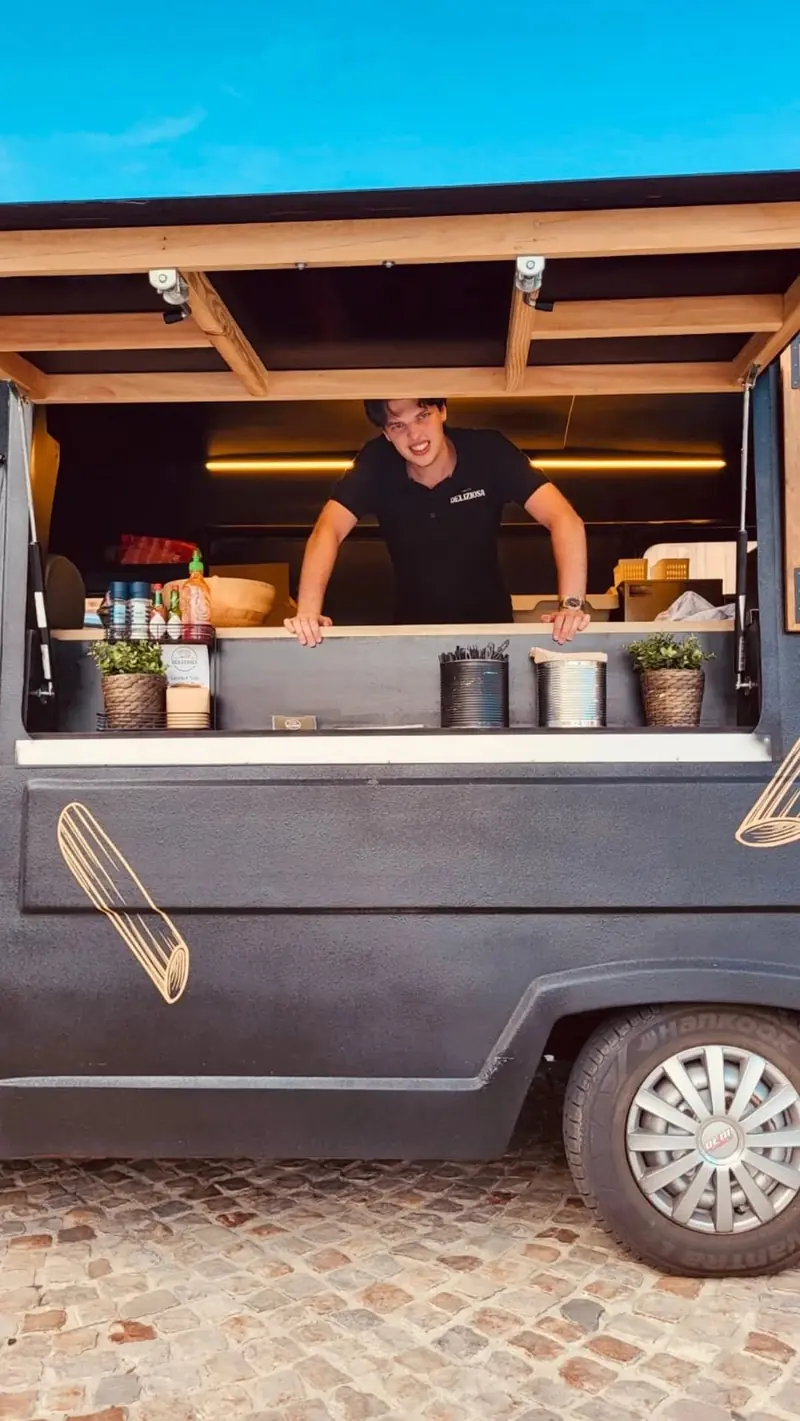 Medewerker achter de toog van de oldtimer