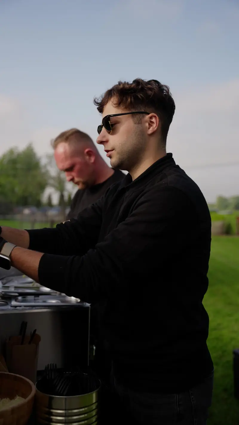 Twee medewerkers aan het werk achter de bar