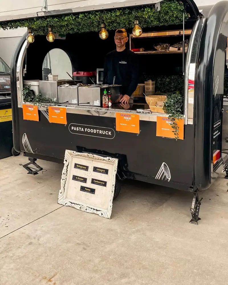 De foodtrailer opgesteld op een feest in Aalter