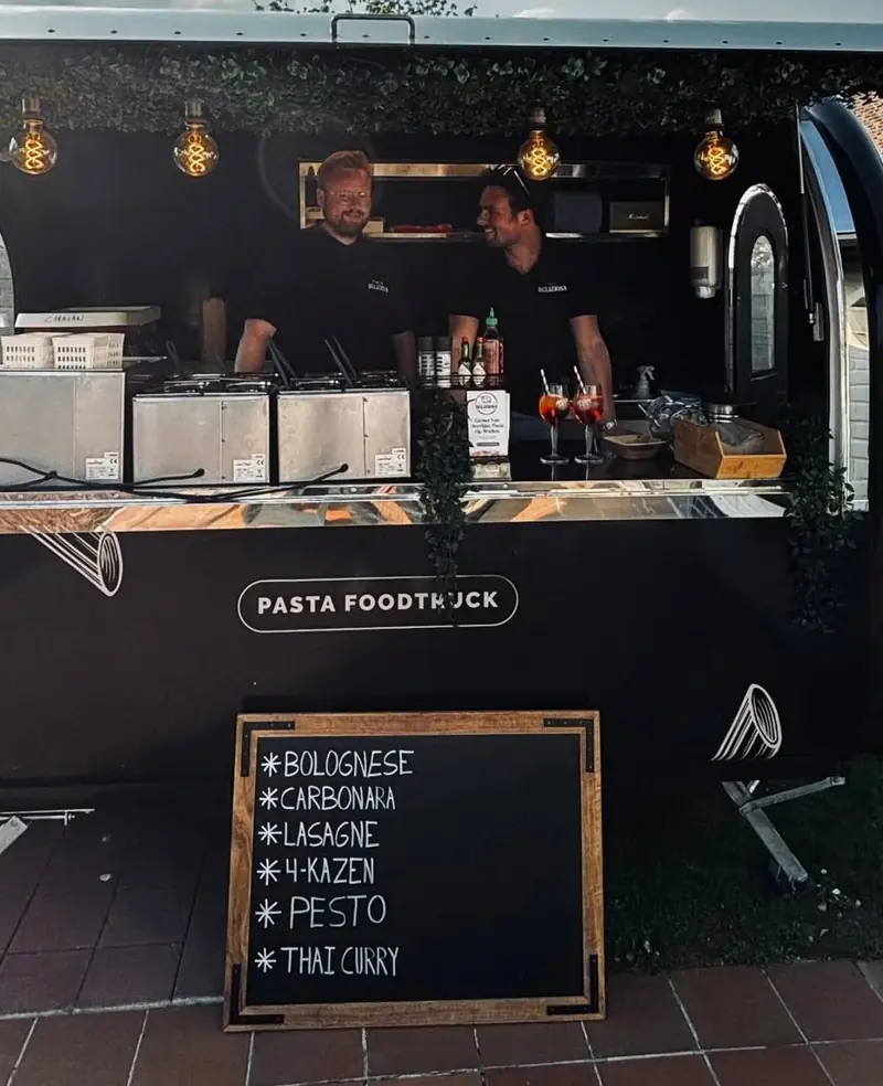 Twee koks in de foodtrailer op een feest in Landegem