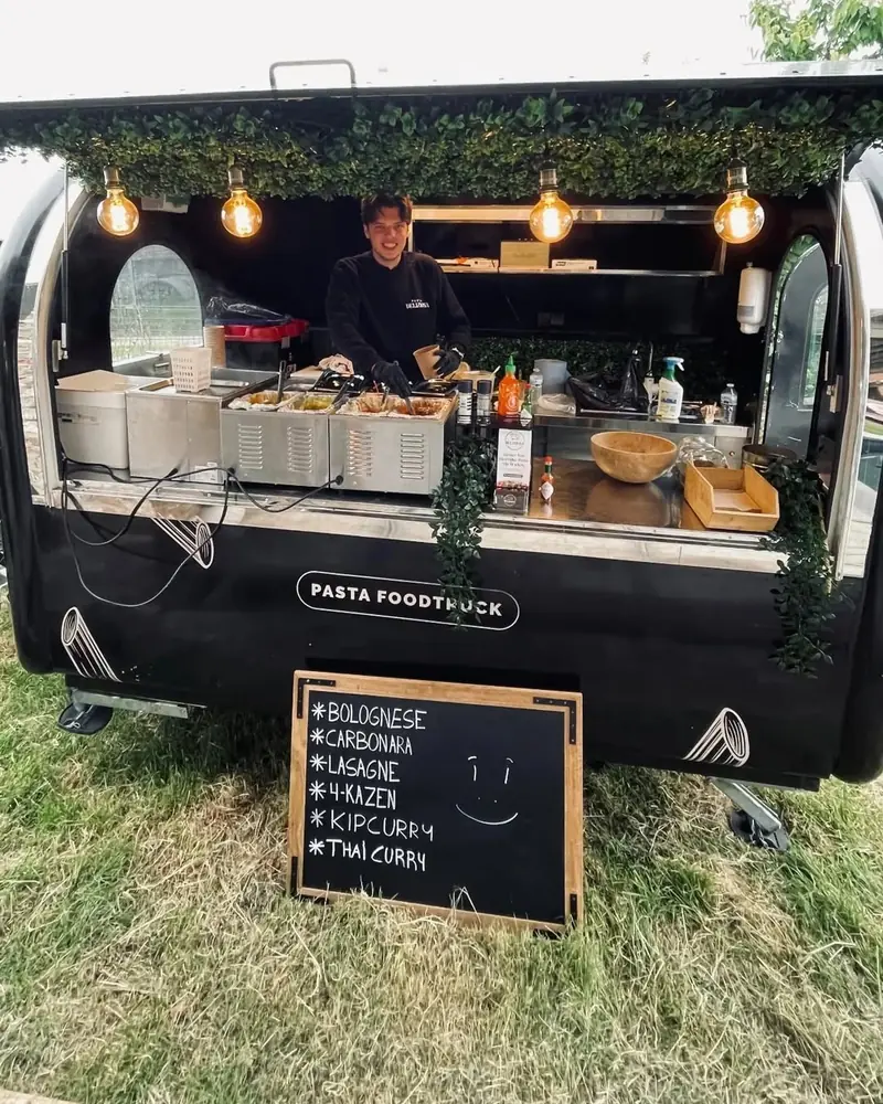 De foodtrailer met krijtbord en sauzenkaart