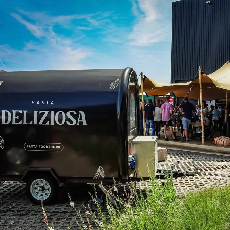 Zijkant van de foodtrailer met het logo van Pasta Deliziosa