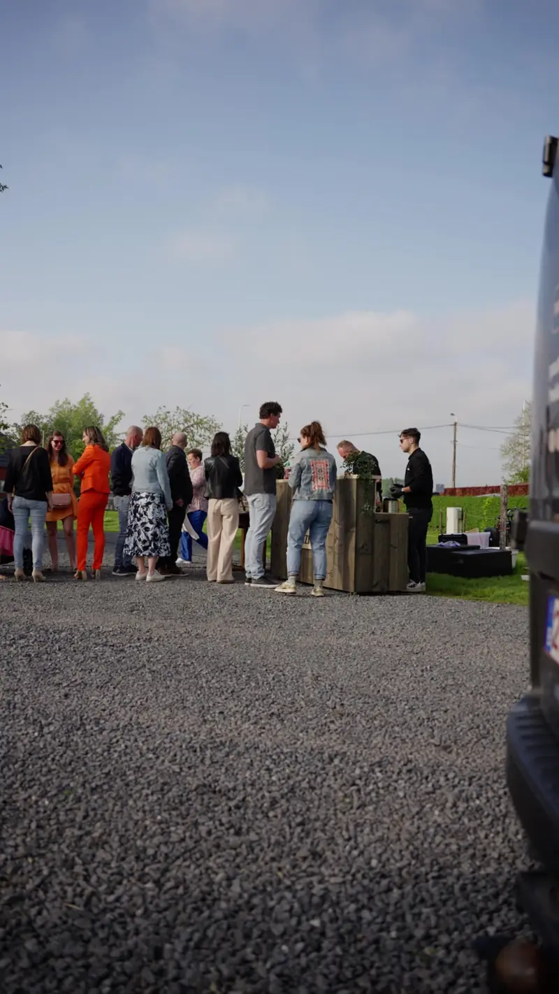 Gasten schuiven aan bij de pastabar